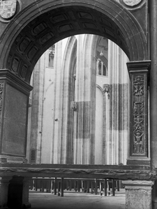 129777 Interieur van de Domkerk (Domplein) te Utrecht, met op de voorgrond de graftombe van bisschop George van Egmond.